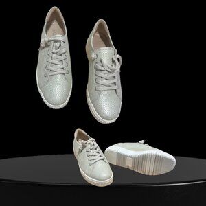 This is a pair of Soul Naturalizer Topaz lace-up sneakers